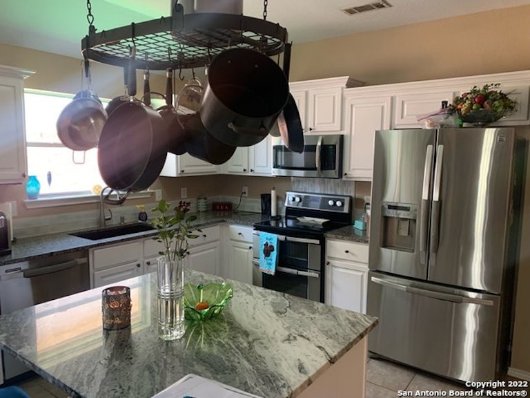 Photo 3 of 4 - 1019 Visor Dr, San Antonio, TX 78258