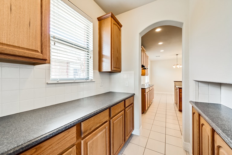 Photo 12 of 26 - 4310 Bluffview Dr, Sachse, TX 75048