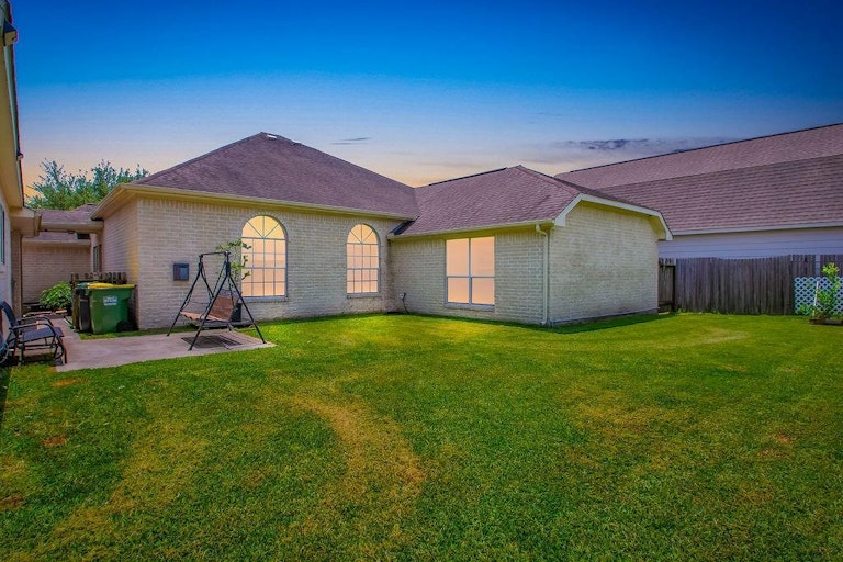Photo 2 of 38 - 11505 Grimes Ave, Pearland, TX 77584