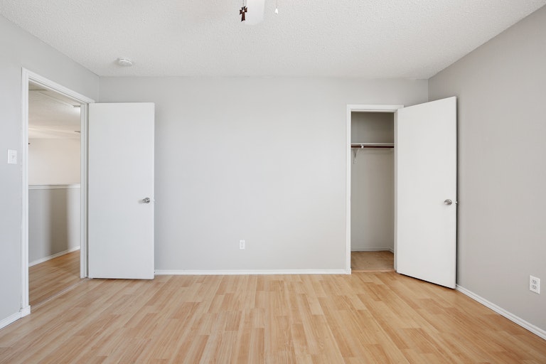 Photo 21 of 32 - 1300 Anna Lea Ln, Burleson, TX 76028