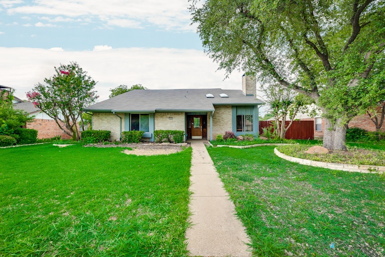 Photo 30 of 30 - 3421 Castle Rock Ln, Garland, TX 75044
