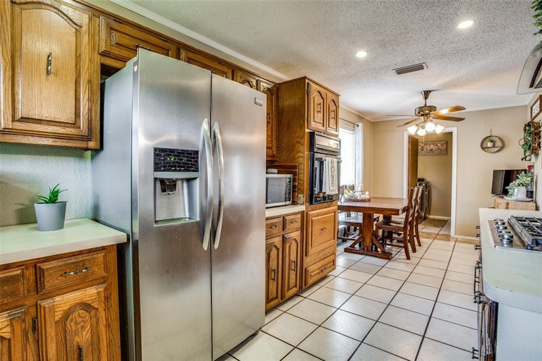 Photo 8 of 36 - 3008 Kensington Dr, Mesquite, TX 75150