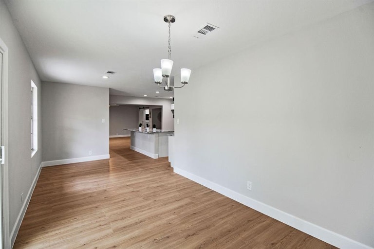 Photo 12 of 25 - 4927 Hialeah Dr, Houston, TX 77092