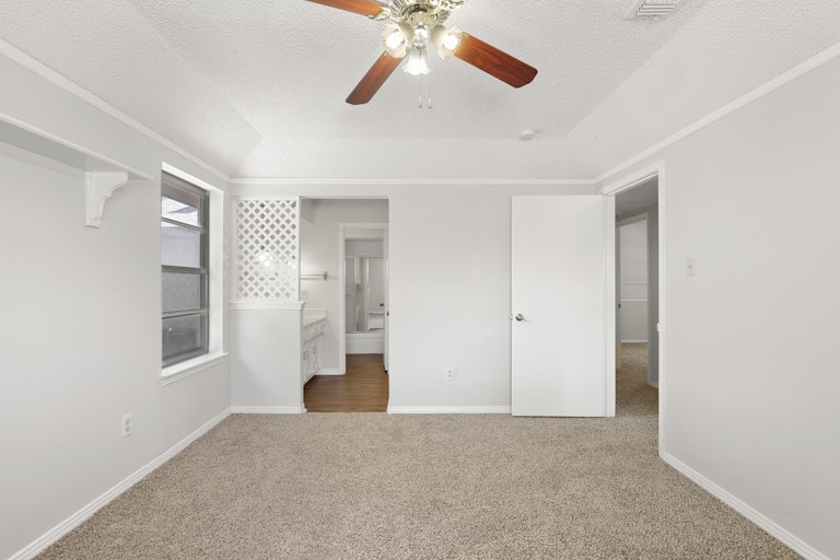 Photo 22 of 26 - 142 Bailey Dr, Desoto, TX 75115