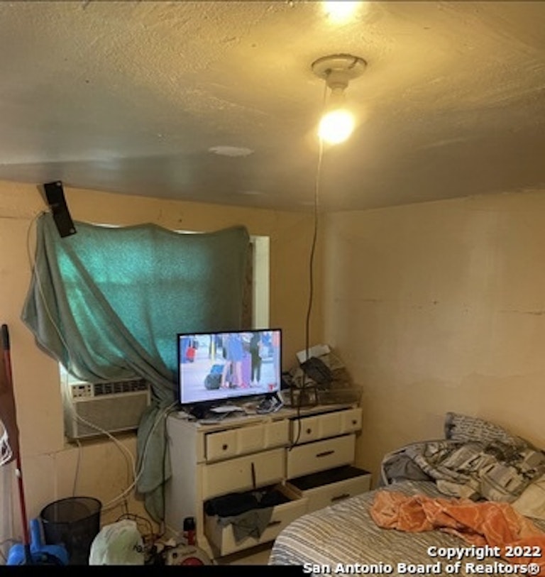 Photo 6 of 17 - 127 Benita St, San Antonio, TX 78210