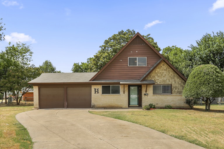 Photo 1 of 25 - 309 Jasmine Ct, Burleson, TX 76028