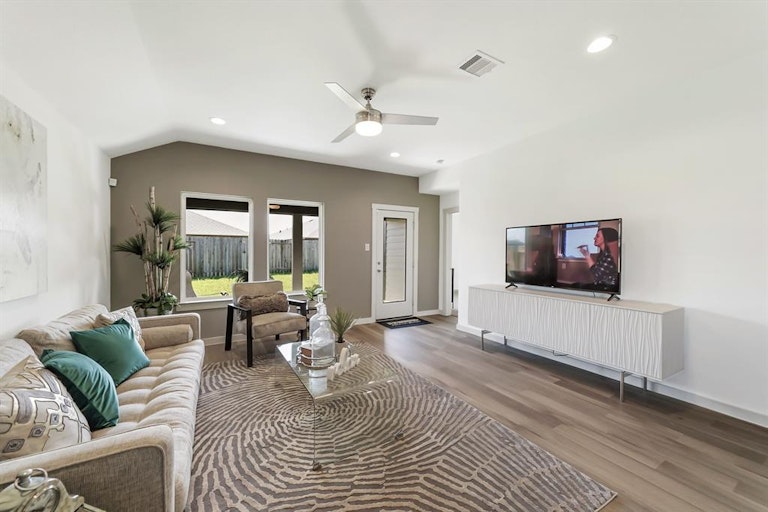 Photo 9 of 23 - 7307 Lakeway Bluff Ln, Richmond, TX 77407