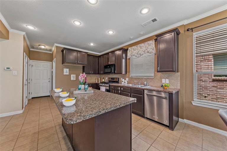 Photo 10 of 25 - 10505 Bolivar Dr, McKinney, TX 75072