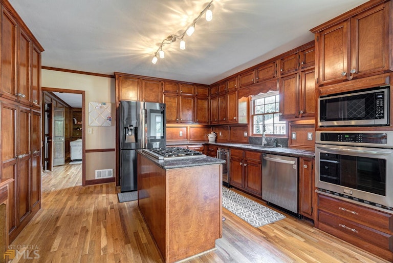 Photo 18 of 81 - 797 Oxford Ct SW, Lilburn, GA 30047