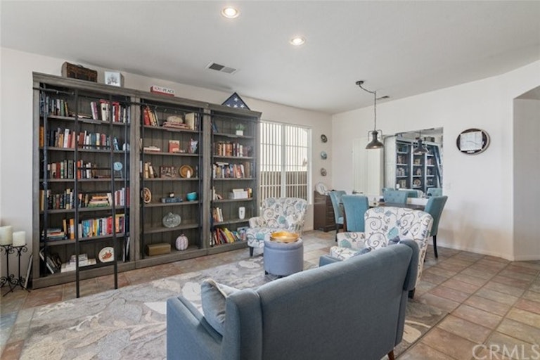 Photo 8 of 39 - 2077 Saint Emilion Ln, San Jacinto, CA 92583