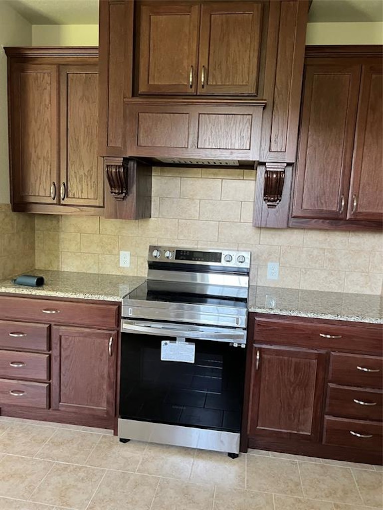 Photo 2 of 7 - 405 Hitt St, Seagoville, TX 75159