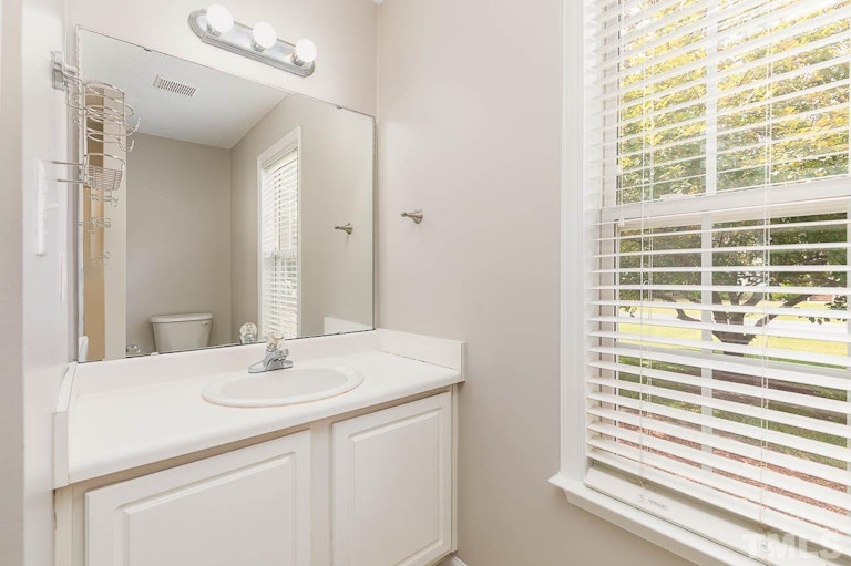 Photo 16 of 32 - 155 Duck Pond Ln, Clayton, NC 27520