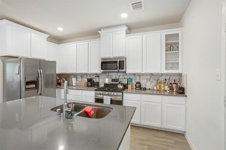 Photo 9 of 31 - 227 Murrieta Ln, Rosharon, TX 77583