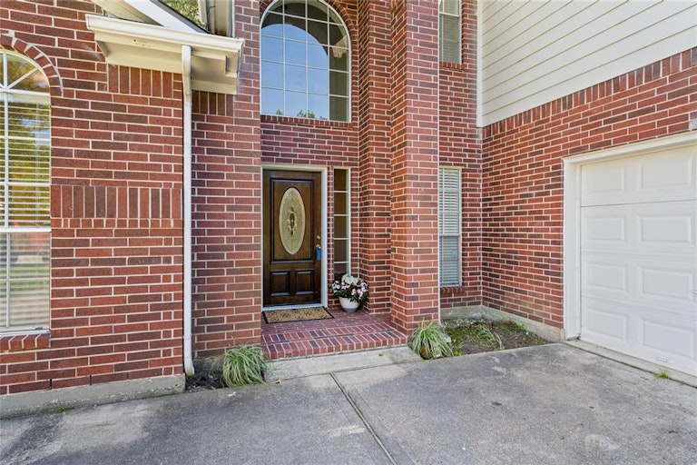 Photo 3 of 26 - 18115 Polo Meadow Dr, Humble, TX 77346