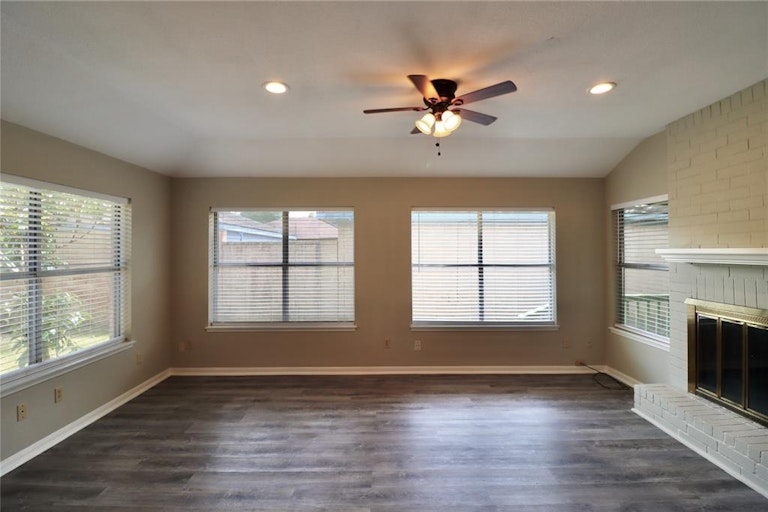 Photo 4 of 30 - 2004 Chelsea Ct, Rosenberg, TX 77471
