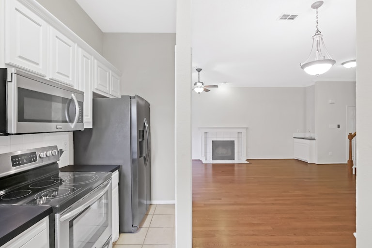 Photo 13 of 24 - 2504 Pinegrove Cir, Arlington, TX 76006