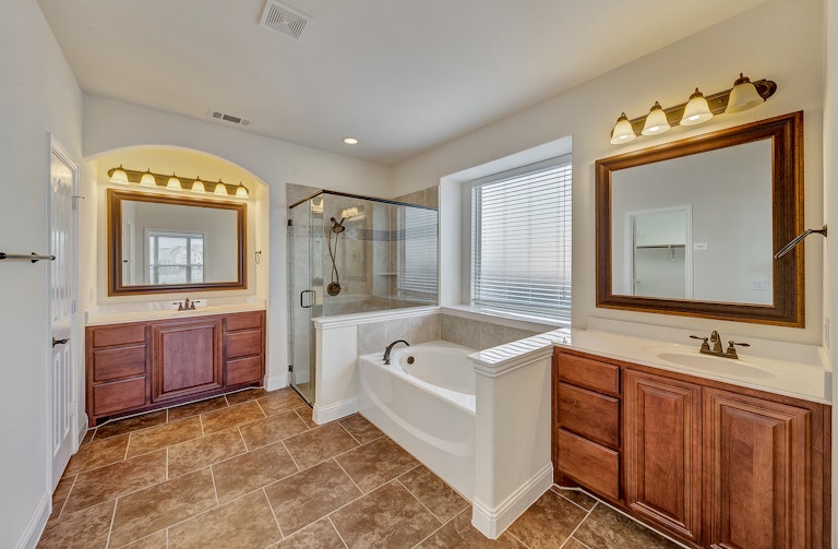 Photo 19 of 33 - 1204 Barberry Dr, Burleson, TX 76028