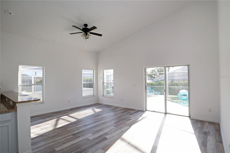 Photo 5 of 28 - 228 Castlemain Cir, Davenport, FL 33897
