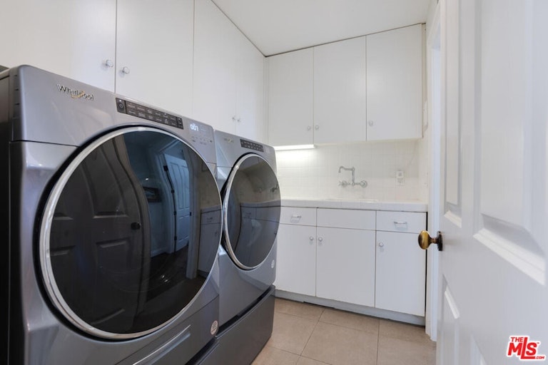 Photo 26 of 54 - 1136 Donaire Way, Pacific Palisades, CA 90272
