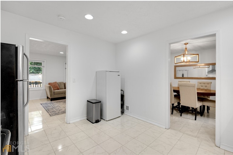 Photo 13 of 34 - 7045 Sumit Creek Dr NW, Kennesaw, GA 30152
