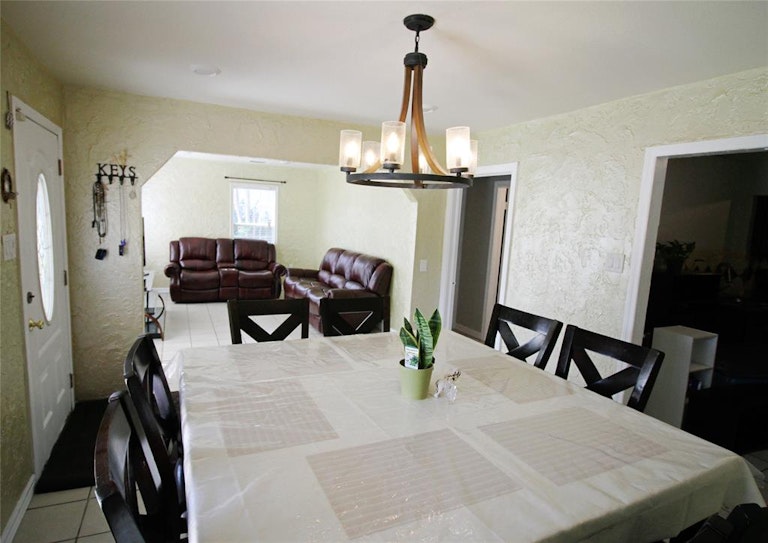 Photo 4 of 39 - 6539 Greenspan Ave, Dallas, TX 75232