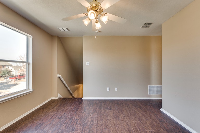 Photo 18 of 31 - 2700 Mountain Lion Dr, Fort Worth, TX 76244