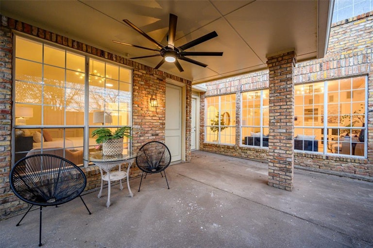 Photo 33 of 35 - 13703 Creekside Pl, Dallas, TX 75240