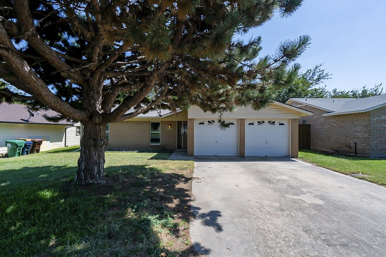 Photo 1 of 18 - 1708 Oak Tree Dr, Denton, TX 76209