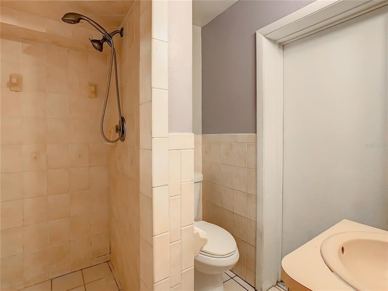 Photo 27 of 47 - 5220 Kings Ct, Orlando, FL 32810