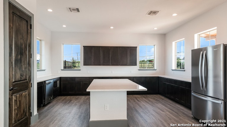 Photo 33 of 60 - 6831 Kingsley Edge, San Antonio, TX 78252