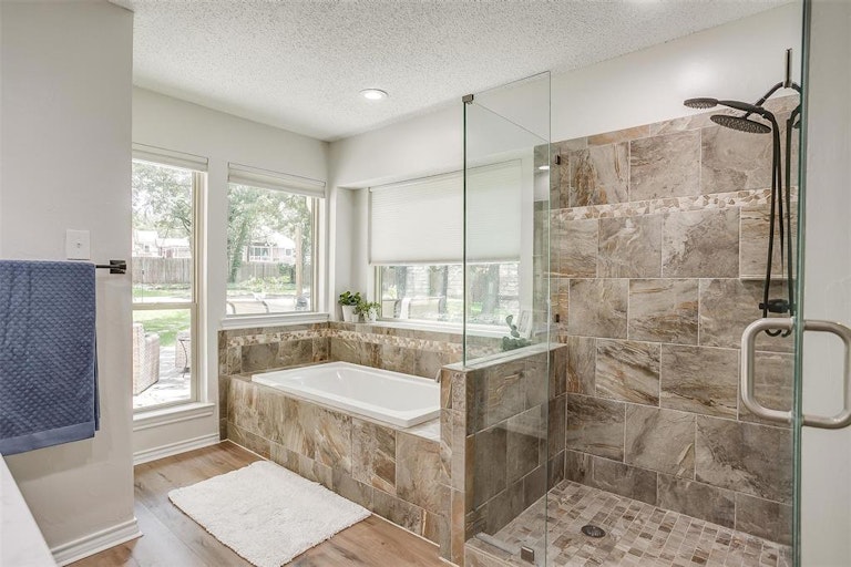 Photo 26 of 40 - 312 Emerald Ct, Burleson, TX 76028