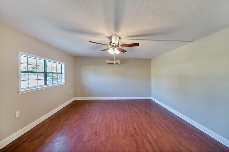 Photo 12 of 27 - 301 N Long Rifle Dr, Fort Worth, TX 76108