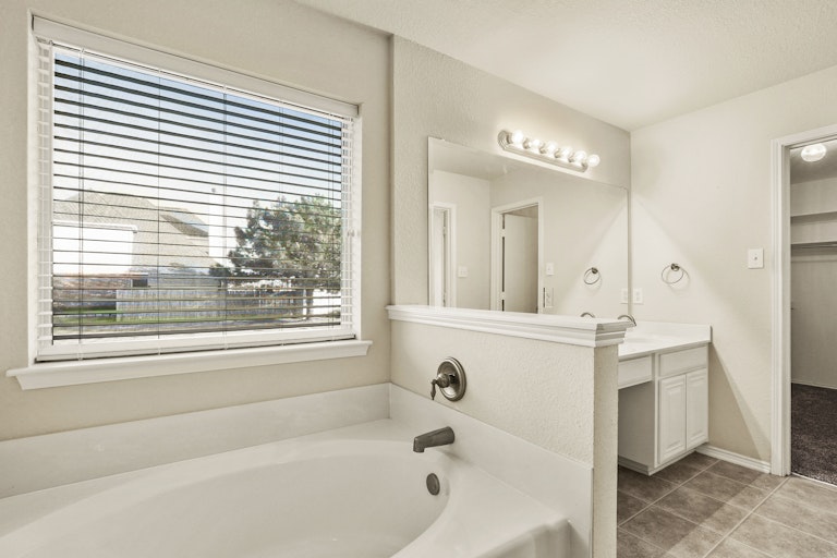 Photo 16 of 28 - 401 Bretts Way, Burleson, TX 76028