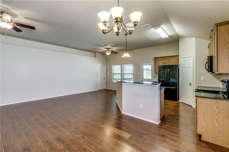 Photo 10 of 33 - 10045 Pronghorn Ln, Fort Worth, TX 76108