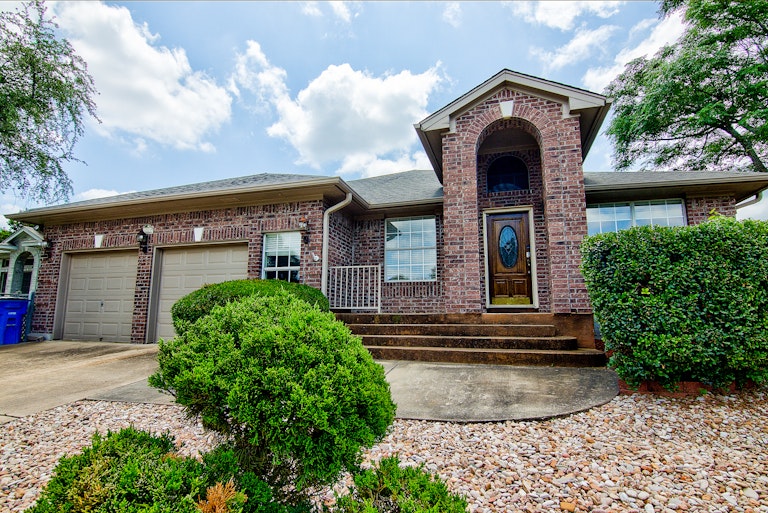 Photo 1 of 31 - 1214 Deepwoods Trl, Leander, TX 78641