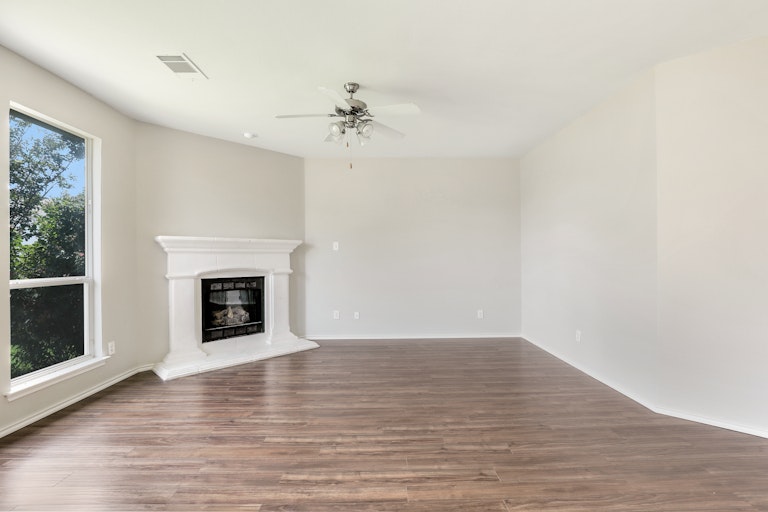 Photo 7 of 26 - 5832 Pearl Oyster Ln, Fort Worth, TX 76179
