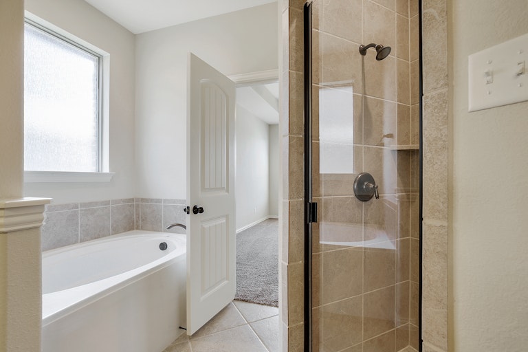 Photo 14 of 26 - 729 Seabourne Dr, Fort Worth, TX 76179