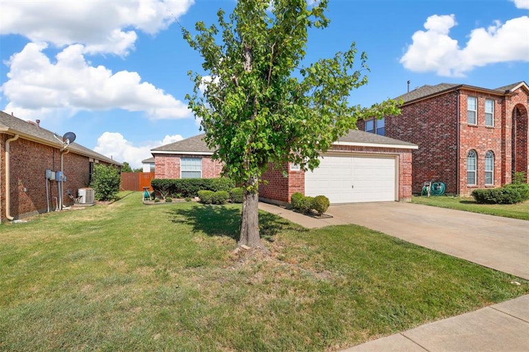 Photo 2 of 25 - 10121 Sourwood Dr, Fort Worth, TX 76244