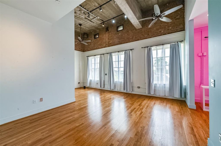 Photo 9 of 44 - 2700 Albany St #3B, Houston, TX 77006