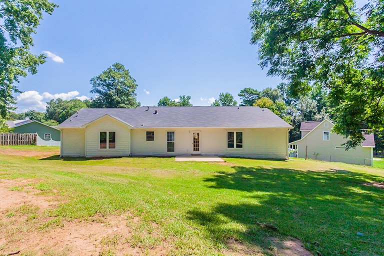 Photo 7 of 26 - 11673 Matthews Trl, Hampton, GA 30228