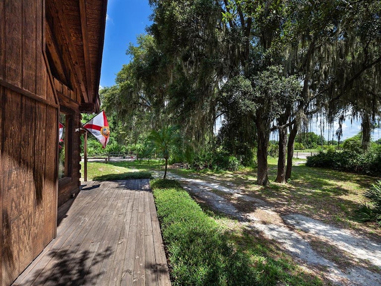Photo 13 of 39 - 16360 Jomar Rd, Sarasota, FL 34240
