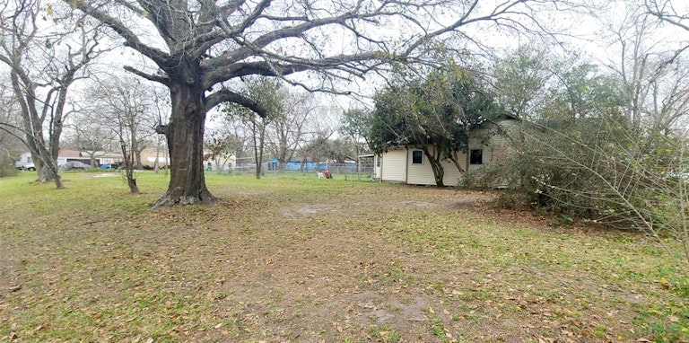 Photo 3 of 6 - 203 S 6th St, Highlands, TX 77562