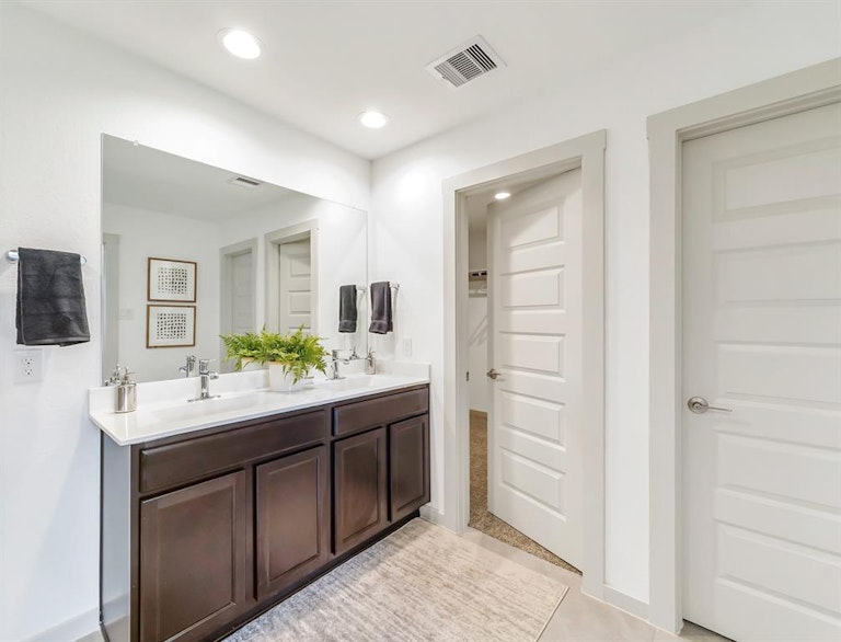 Photo 11 of 23 - 7314 Lakeway Bluff Ln, Richmond, TX 77407
