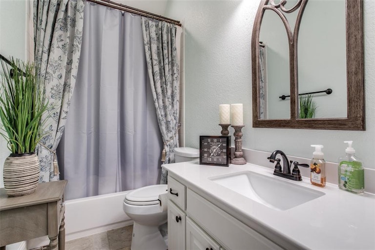 Photo 28 of 40 - 180 Denali Way, Waxahachie, TX 75167