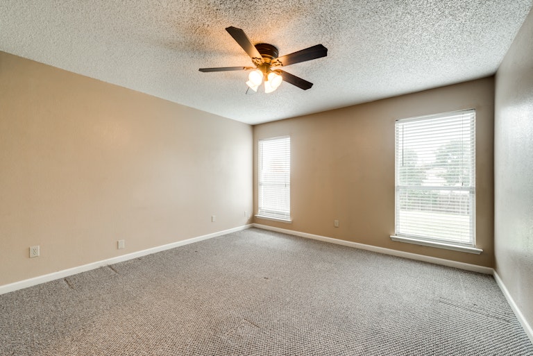 Photo 4 of 20 - 10925 Hornby St, Fort Worth, TX 76108