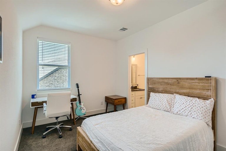 Photo 18 of 29 - 8112 Copper Way, Dallas, TX 75252