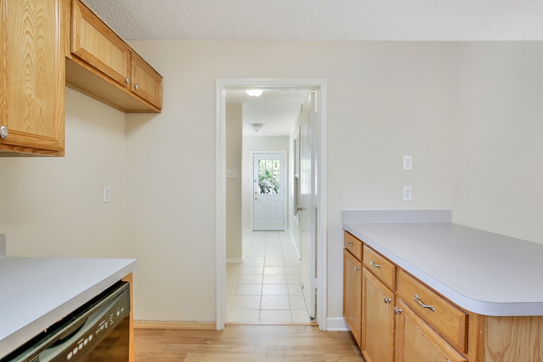 Photo 13 of 27 - 516 Berryhill Dr, Mansfield, TX 76063