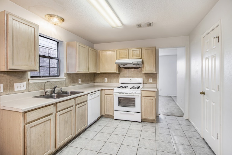Photo 4 of 17 - 8613 Mapletwist St, Houston, TX 77083