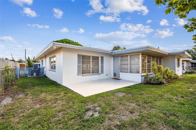 Photo 35 of 50 - 214 Driftwood Pl, Palm Harbor, FL 34683