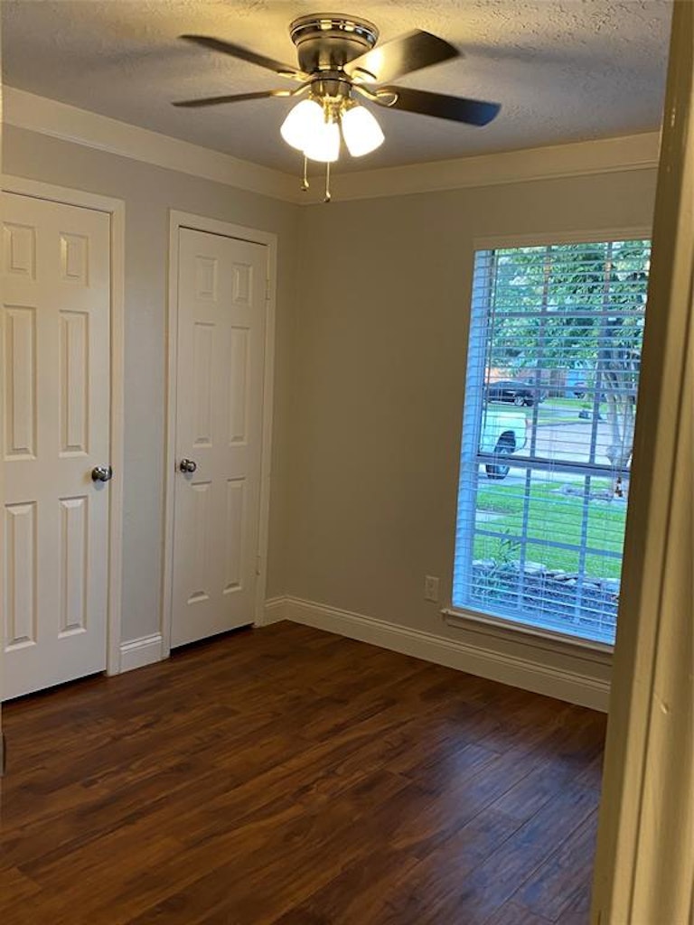 Photo 5 of 8 - 3802 Maplewood Dr, La Porte, TX 77571
